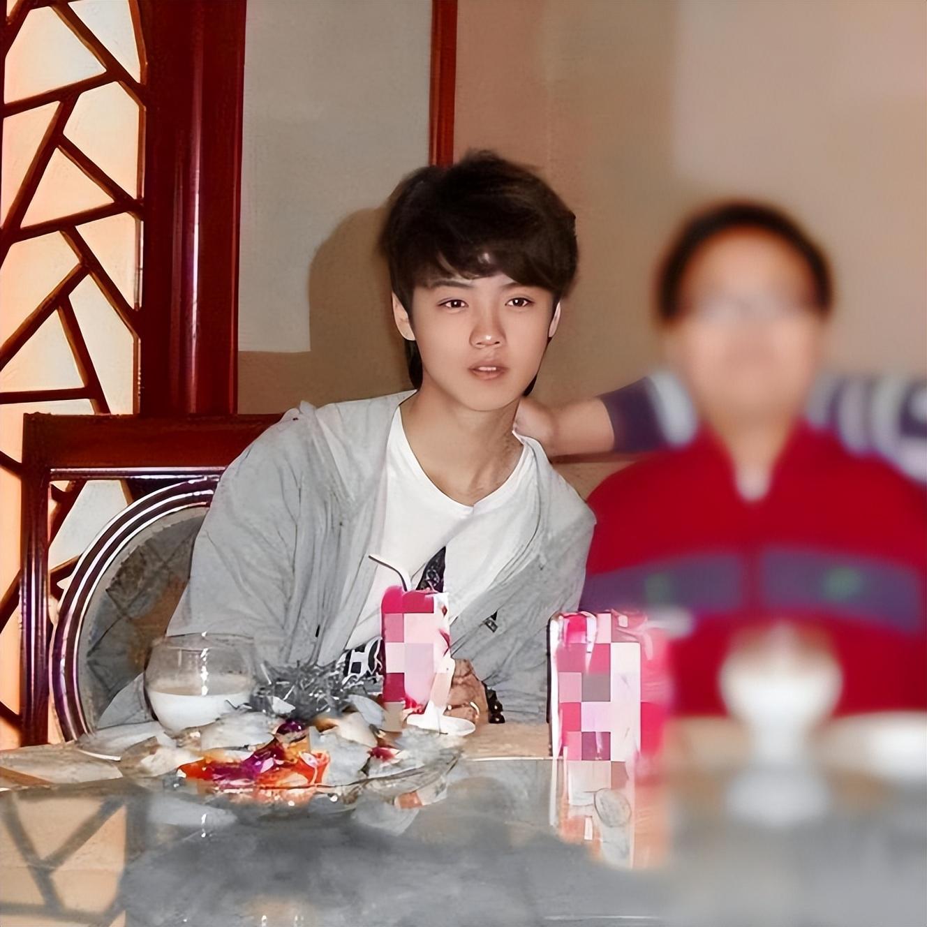 一张照片,戳穿了鹿晗的"尴尬",陈道明的话,总算有人信了!