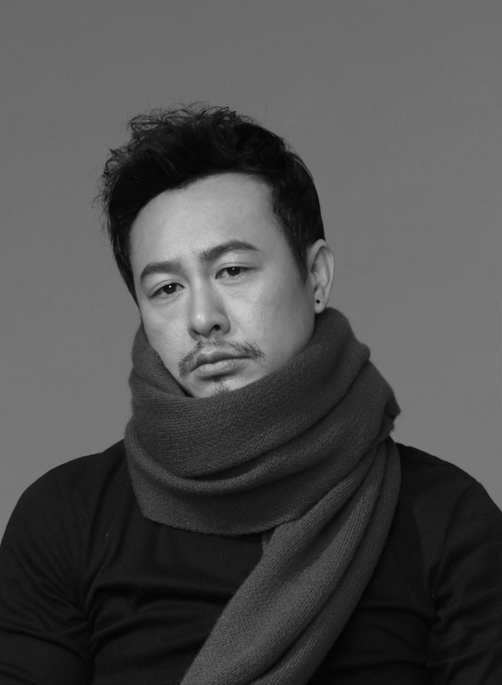 2021年的两部电影——《扫黑决战》和《革命者》,张颂文分别饰演了