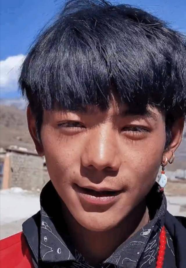 丁真首套大片曝出,表现力却胜过众明星,他成功跨入时尚圈