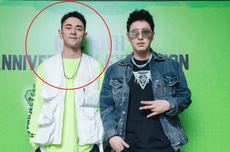 曝42岁李晨上海遛娃!推简易婴儿车低调出行,网友评论惹争议