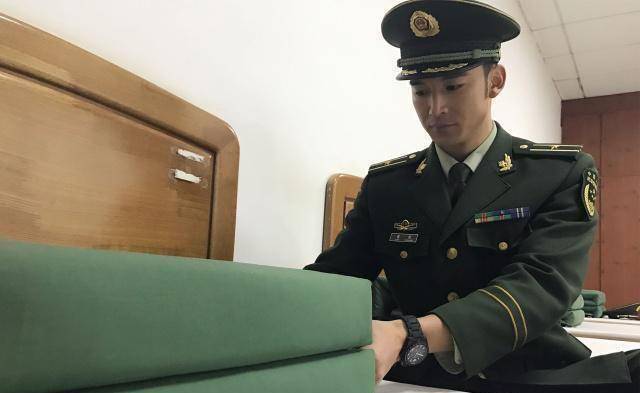 所以,今天说的这位帅哥演员曲吉,曾经就是一位特种兵,是我国前陆军