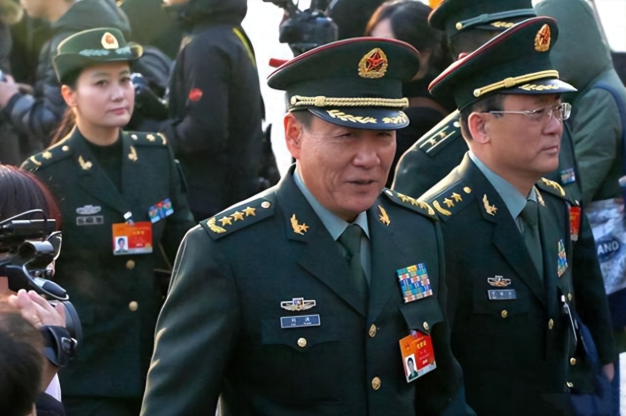 上将和总警监,谁的级别更高?一起执行任务时谁指挥谁?