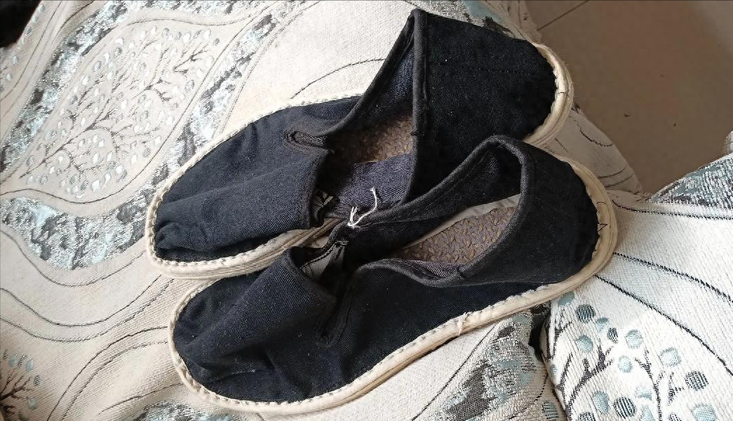 为什么现在很少人穿手工老布鞋了,它的流程是什么?还记得吗?
