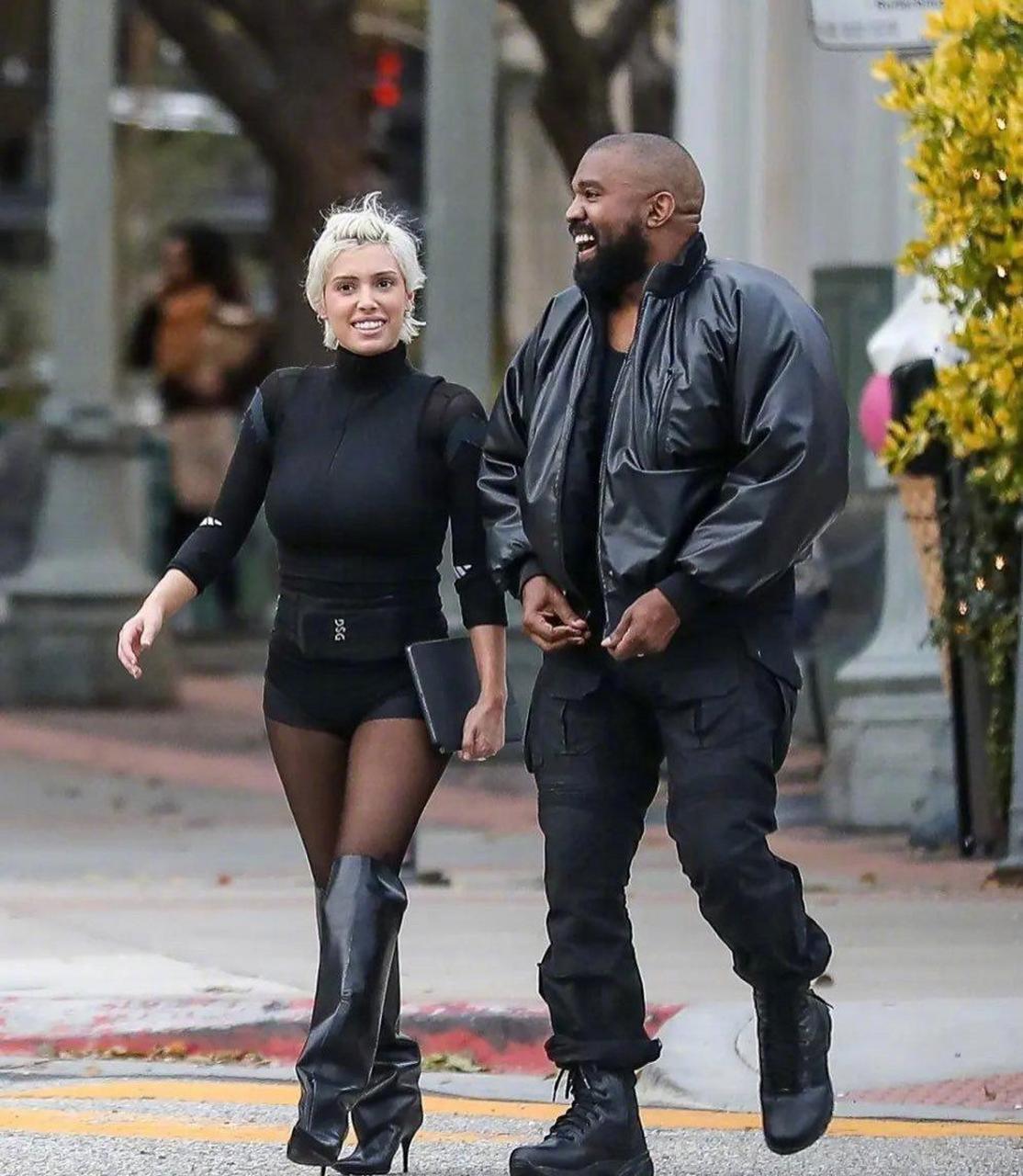 leo回想起自己的年轻时代,那时的女孩们穿着保守,展现出一种内敛的美.