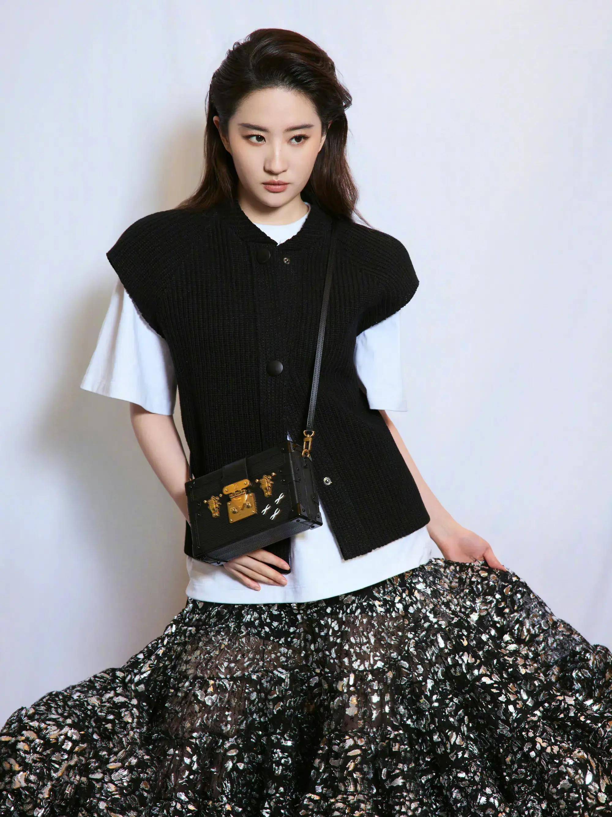 上海大秀:刘亦菲像翠花,金晨四月戴手套,周冬雨未受富婆影响