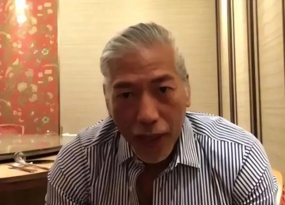 吴镇宇与儿子曝合照,60岁张耀扬意外出镜,满头白发身材堪比费翔