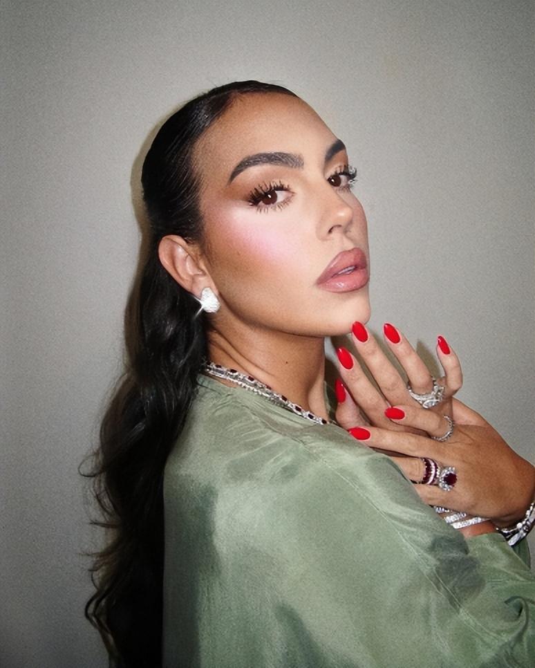 30岁乔治娜美貌消失,脸越整越像c罗了,穿"7号"红裙堪比超模