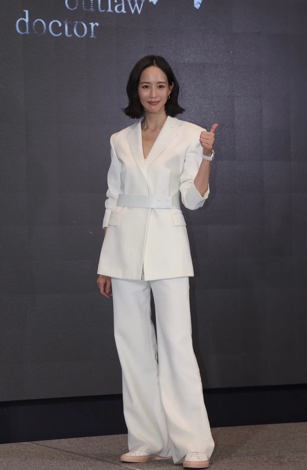 台媒还提到张钧甯早年和张翰一起拍戏时,曾被传遭到对方性骚扰,张钧甯