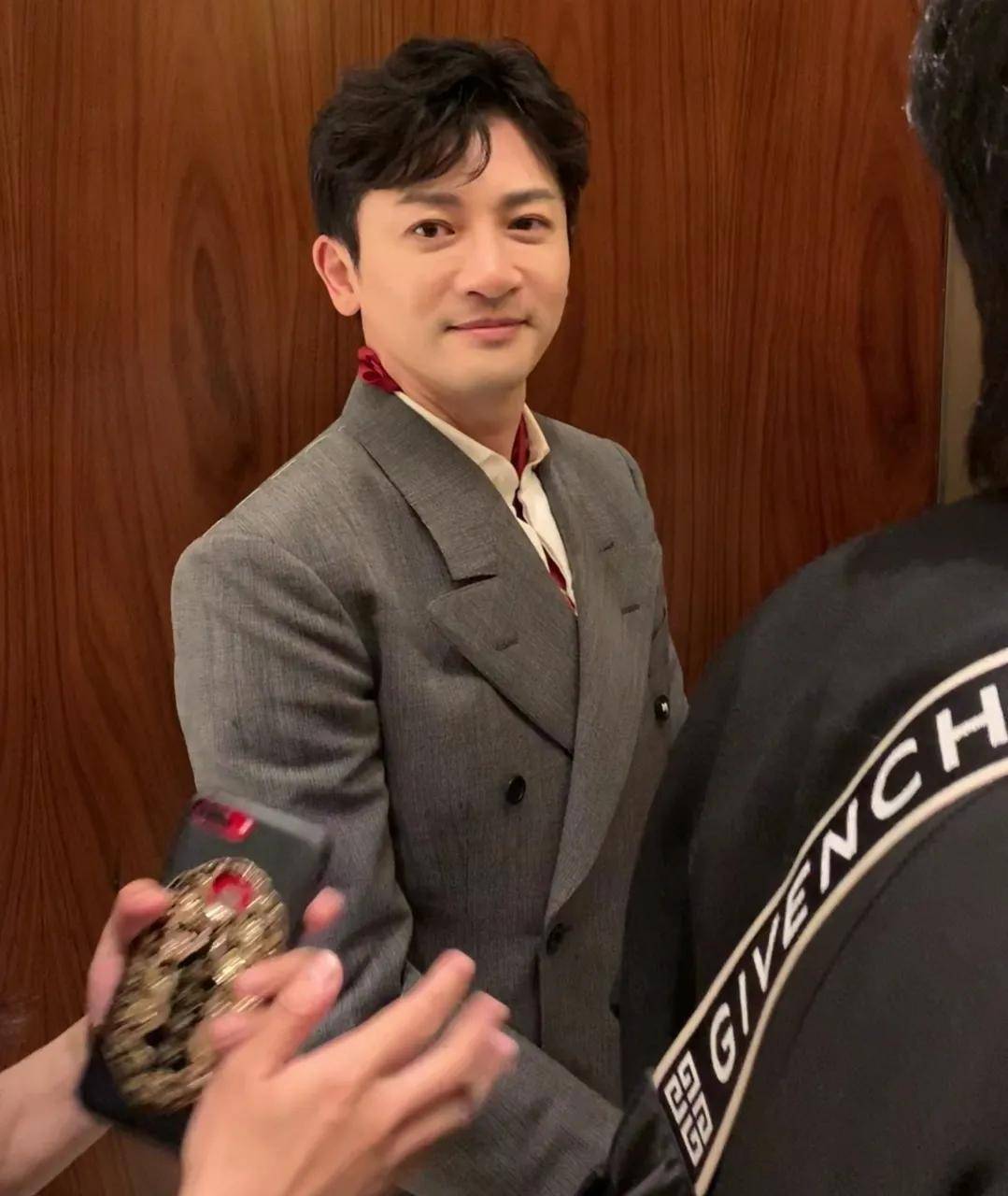 一起来看看苏有朋的最新写真吧!就是不知道怎么了,是不是长歪了?