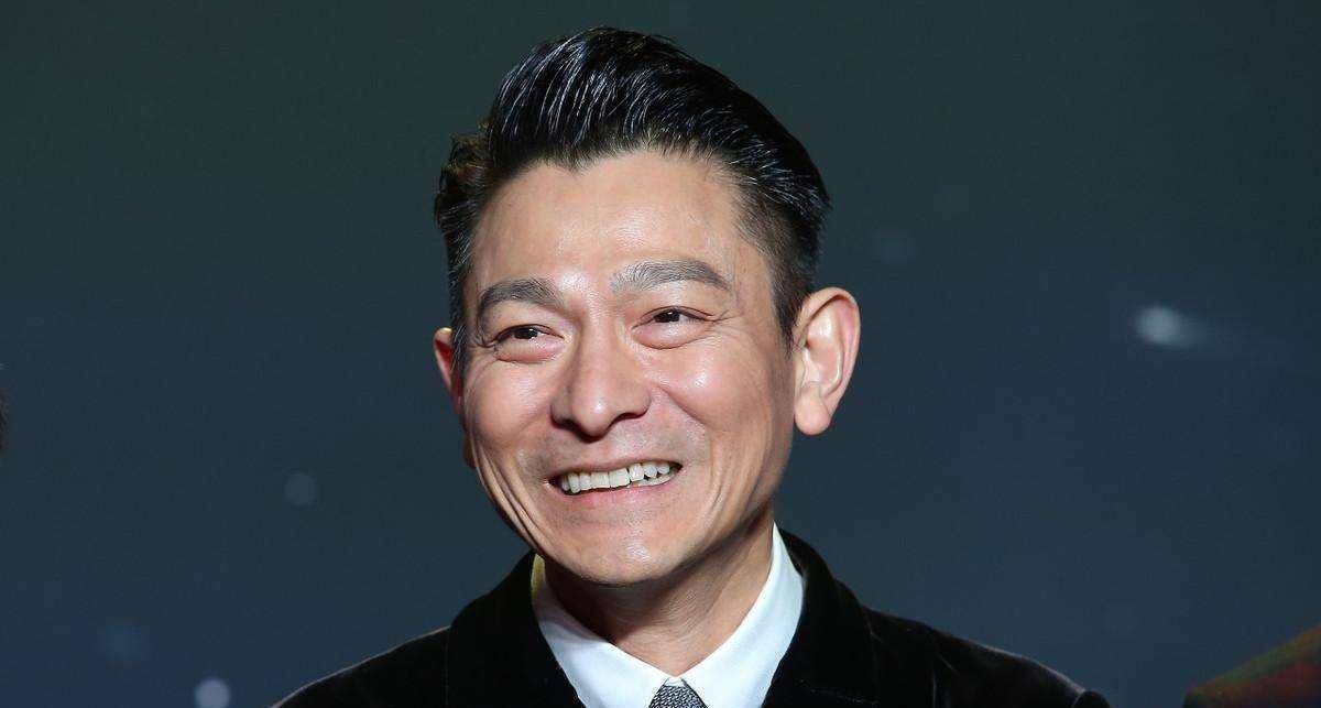 59岁刘德华不愧是劳模,暑假拍《扫毒3》同时,挑战开飞机?