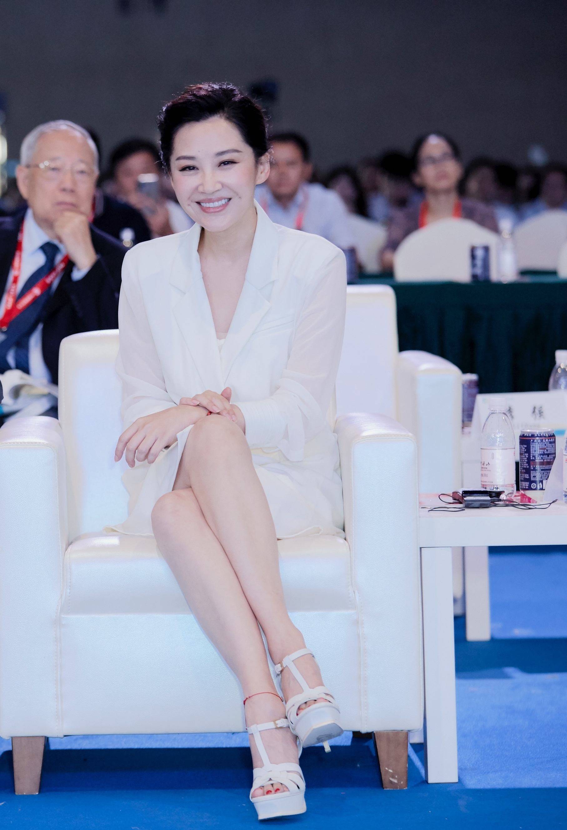 风情万种只服这6位中年女星,别人穿衣遮遮掩掩,她们却娇媚自信