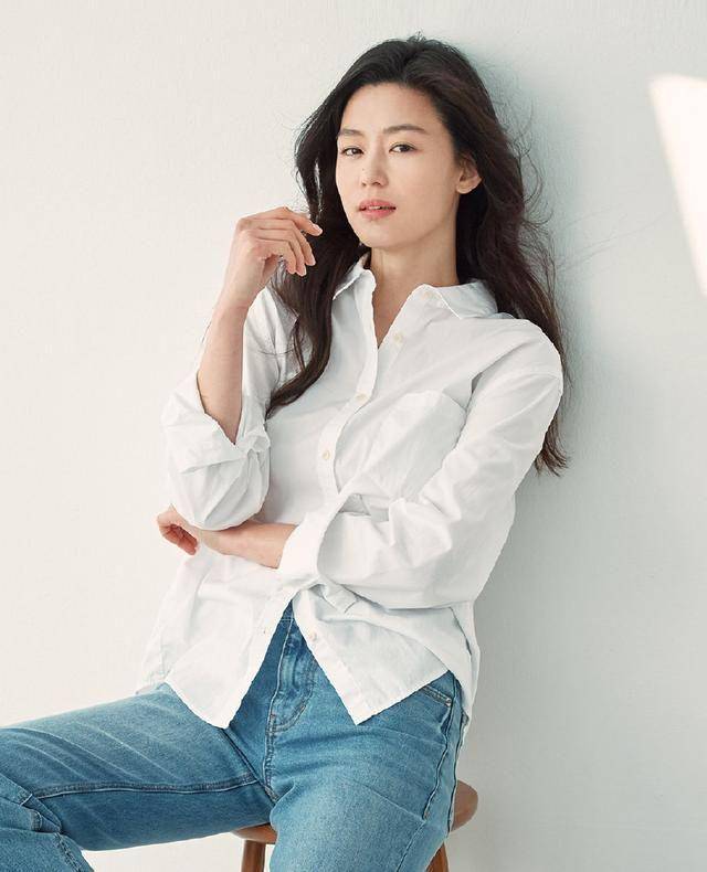 全智贤没有将衬衫规矩的穿搭,而是随意的将袖子挽起,没有规整感,却满