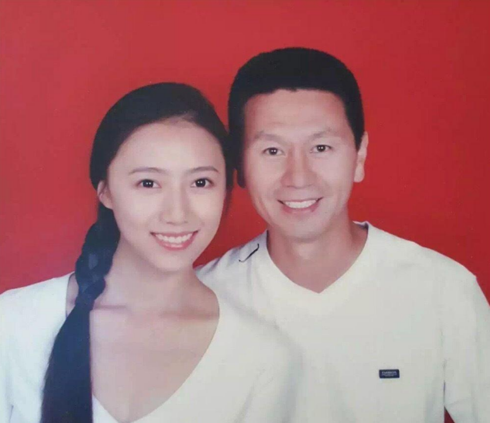 著名演员吴若甫:当红时被绑架,44岁娶22岁妻子,如今怎么样了?