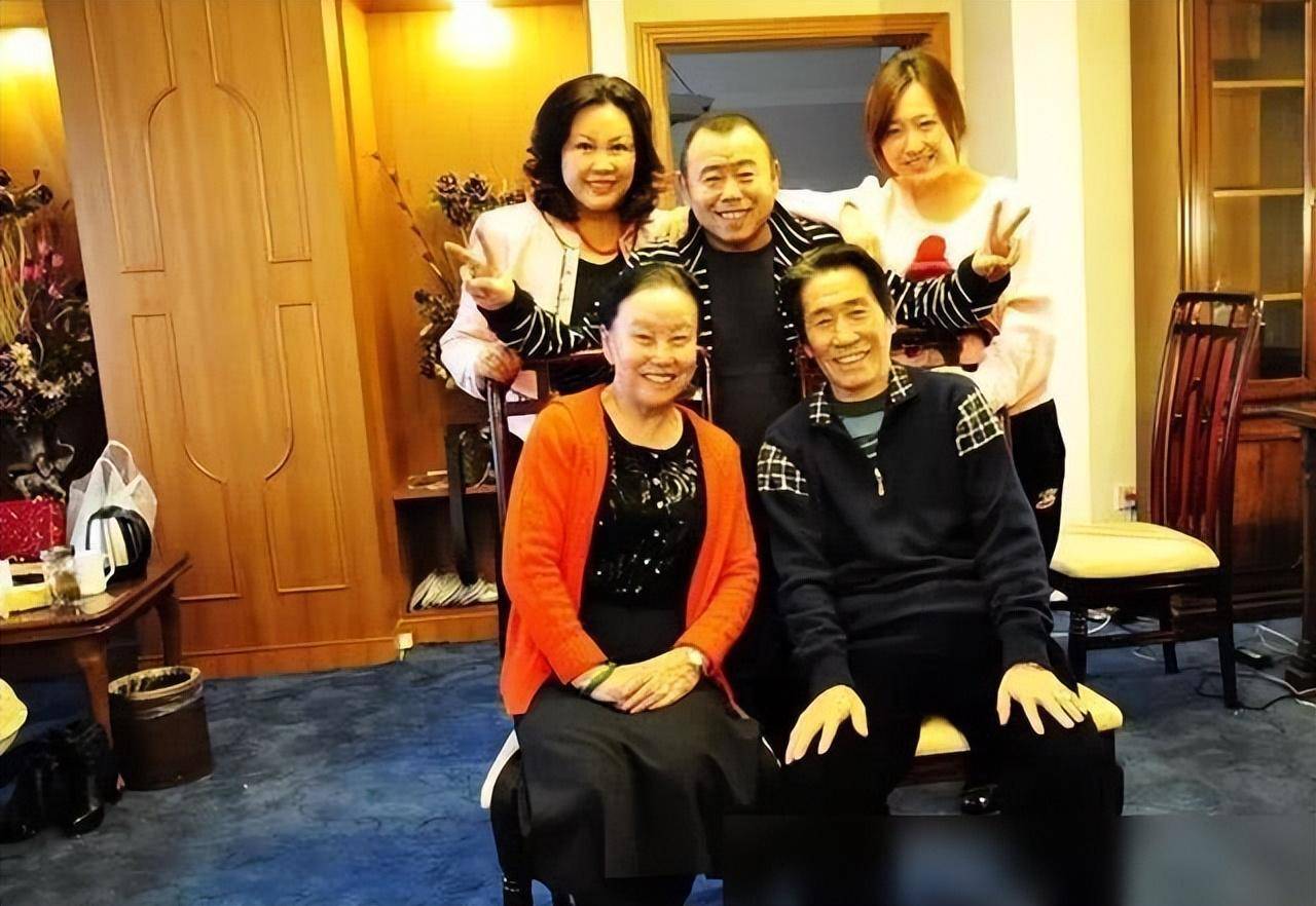 最近曝光了潘长江的全家福照片,已经65岁的潘长江略显苍老,女子也是一