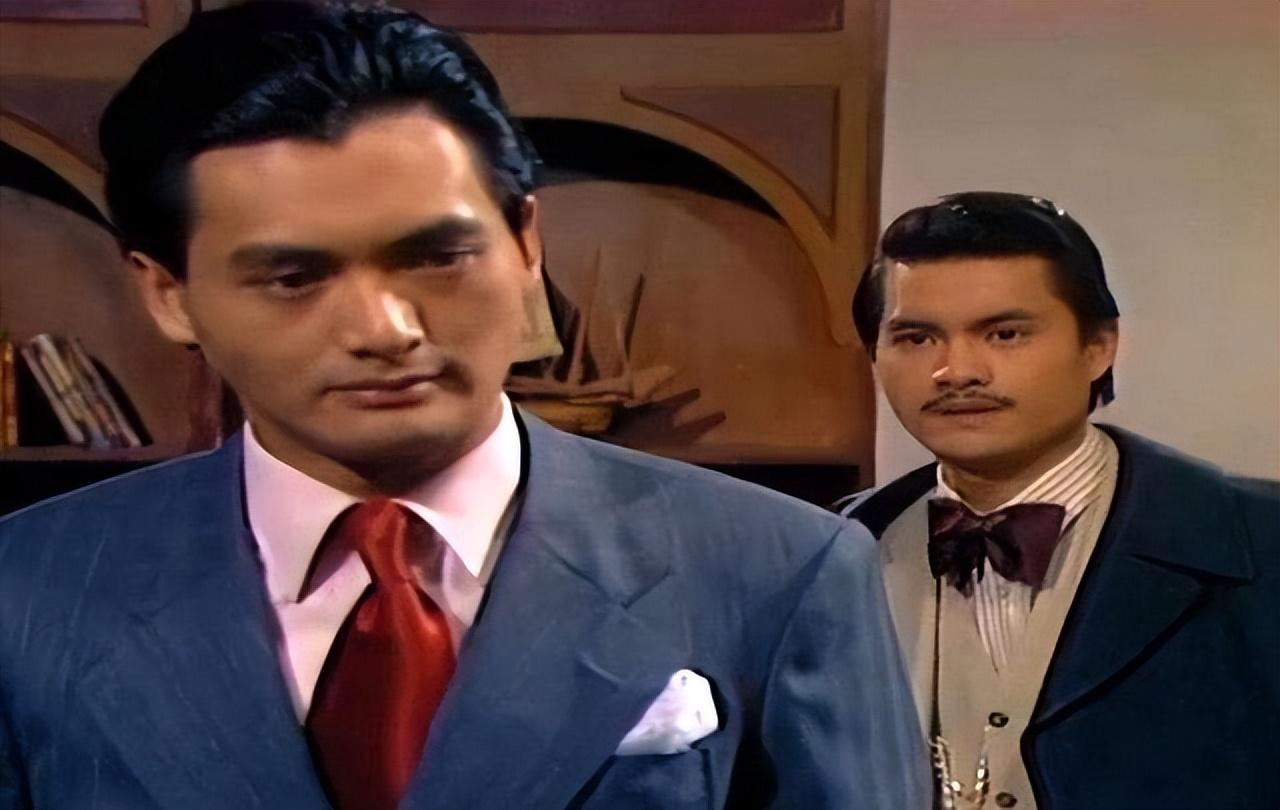 凭借着自身的演艺天赋和浓眉大眼的外形,吕良伟成为了周润发的师弟.