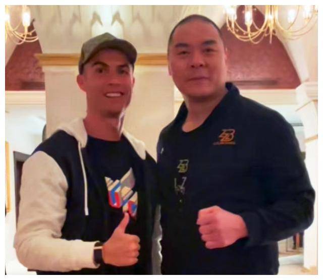 即使没有比赛,wbc重量级冠军泰森-富里也亮相现场,吸引了众多目光.