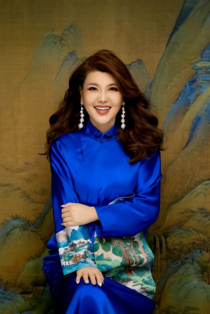 结语:乌兰托娅至今虽然已经重回娱乐圈,拿回了《套马杆》的演唱权.