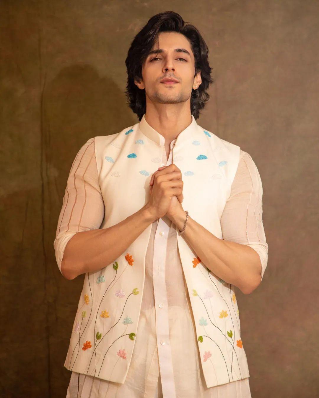 印度男子靠整容逆天改命,成为宝莱坞新一代男神,曾在迪拜留学