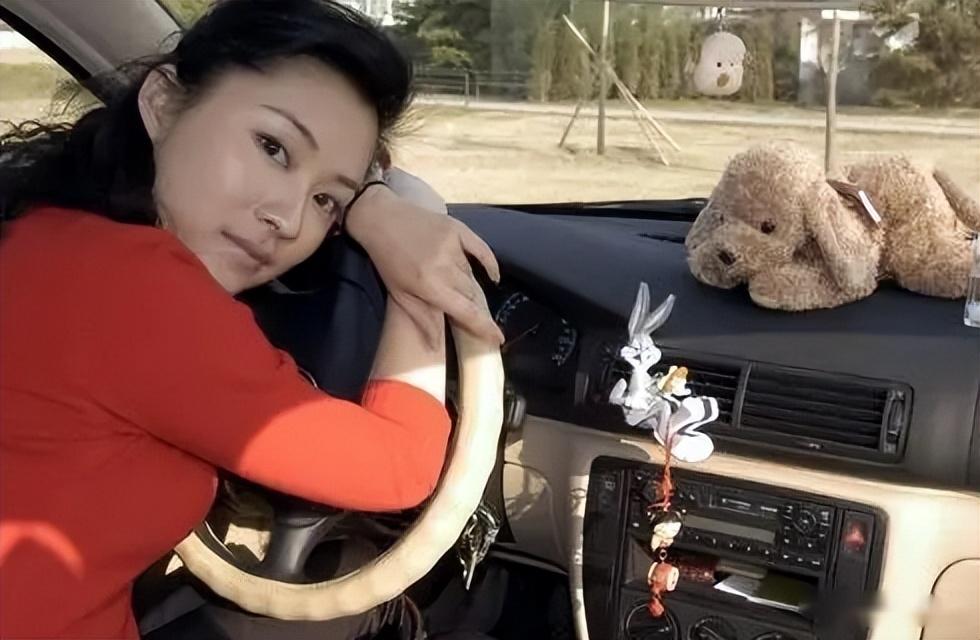 央视主持人紫凝:贷款买车,43岁依旧单身,风光背后是辛酸