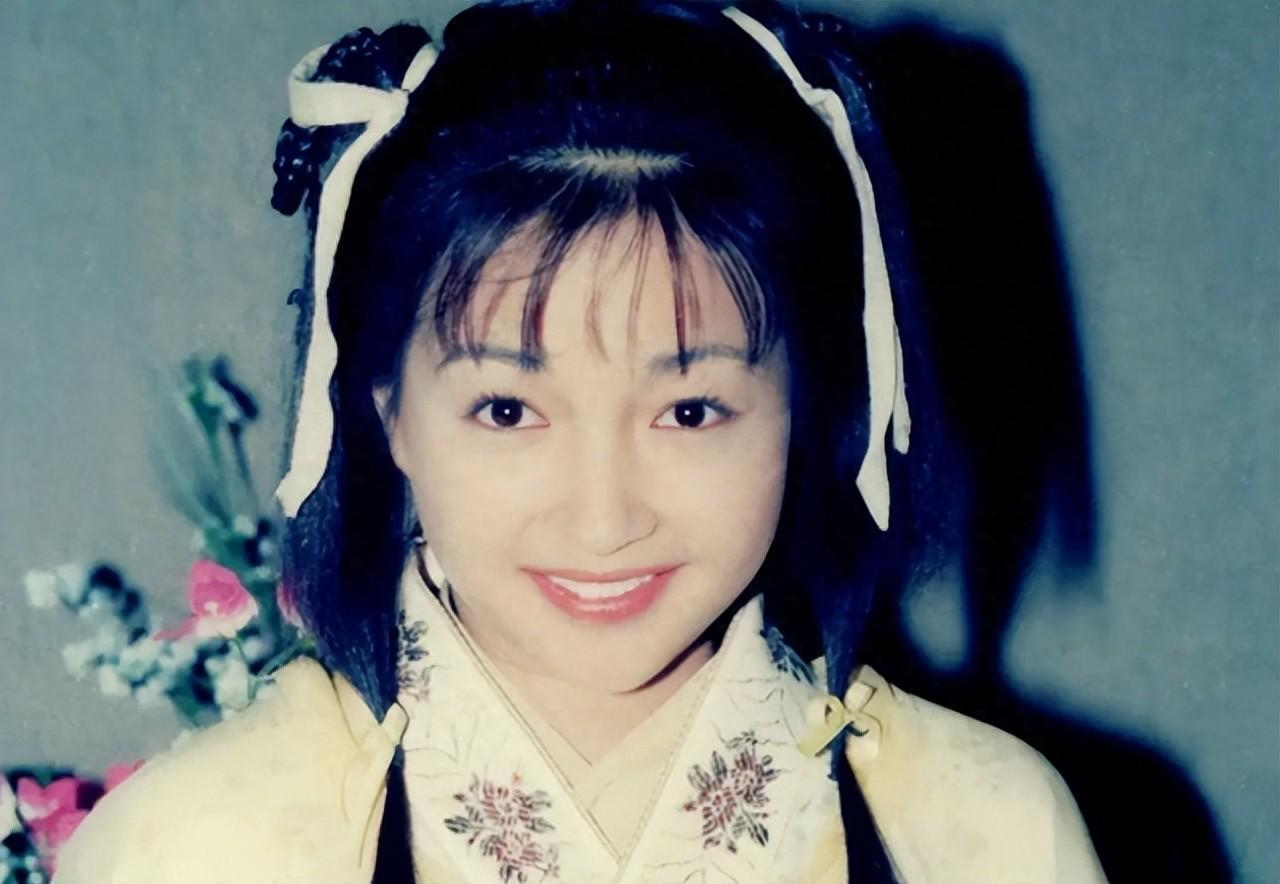 李绮红,因替母治病拒绝黎明的示爱,后嫁外籍粗狂男将她宠成公主