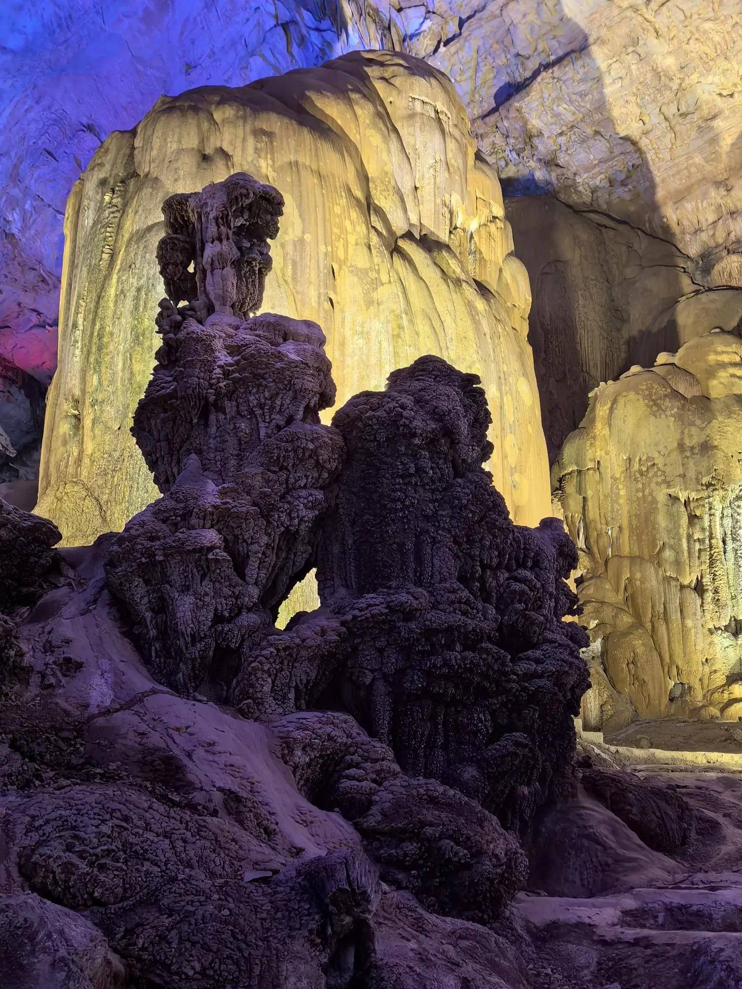 贵州毕节:这个洞穴人像钟乳石妙绝天下,不用彩灯装饰朴素美