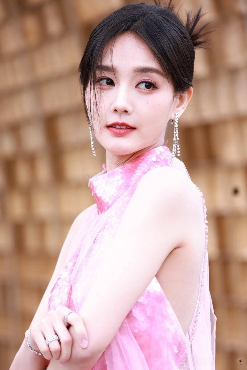 男演员火不火就看能不能和李沁,李一桐合作,肖战李沁新剧来了