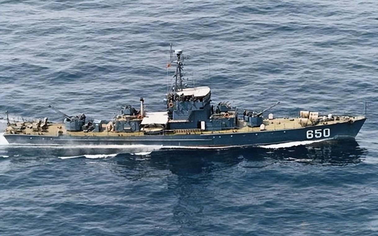 南浦级护卫舰采用了比较流行的隐身化设计,也属于1500吨级的舰艇.