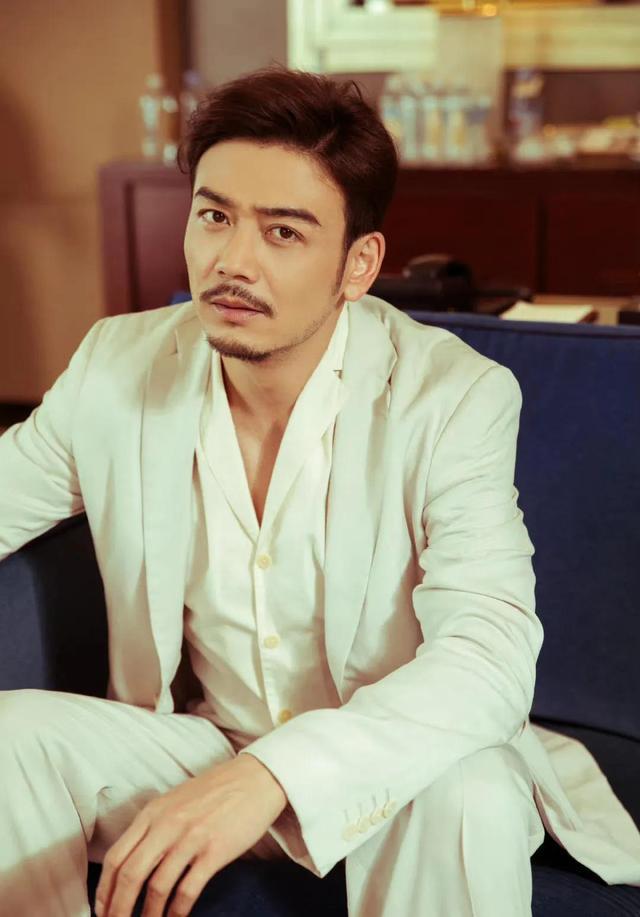 事实证明,40岁的杨烁活成了一个"笑话"