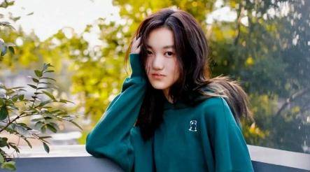 王菲女儿李嫣晒自拍,照片自信成熟,打扮酷飒