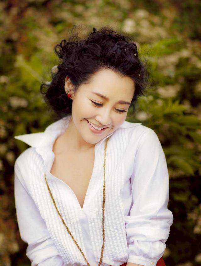 视后大满贯蒋雯丽:曾与许晴争班花,如今活成2个世界