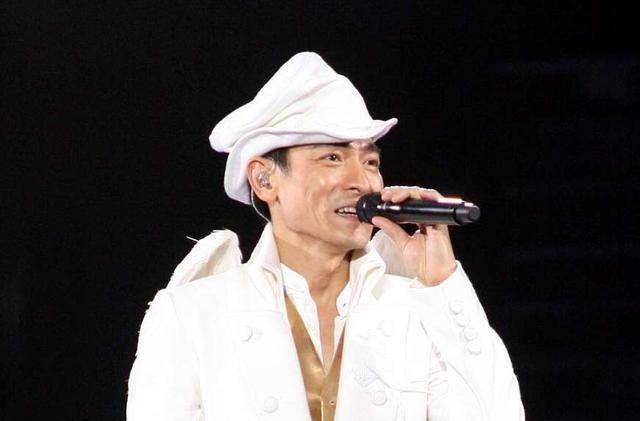 1993年,刘德华举办了自己的首场演唱会,但在演出过程中,一名粉丝意外