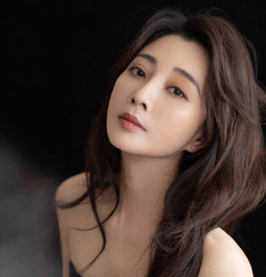 直到殷桃前夫被爆出问题,因受贿被送上法庭锒铛入狱,才被众人知晓.