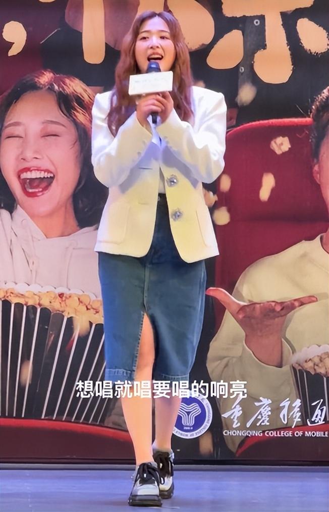 31岁张含韵爆肥认不出!大象腿被指撞脸何洁,唱歌上气不接下气