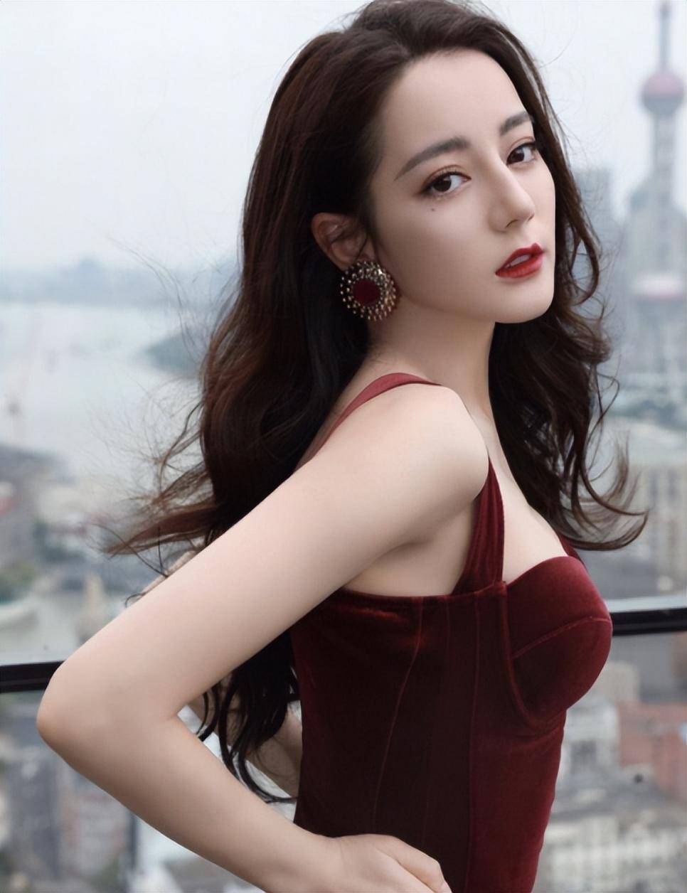 看了迪丽热巴捂身材口,终于知道女明星们有多害怕展露了!