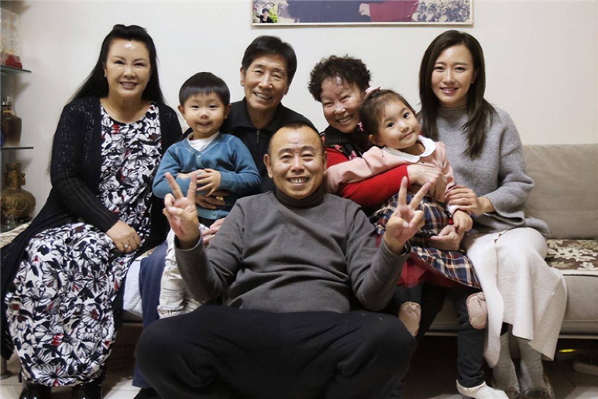 潘长江全家照曝光!65岁他显苍老女子身材丰腴,女儿高颜值不随爹