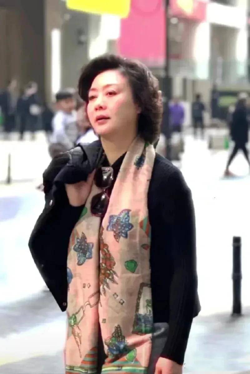 李胜素天生丽质,就算素颜现身街头气质仍高贵,58岁脸发福一副国泰民安