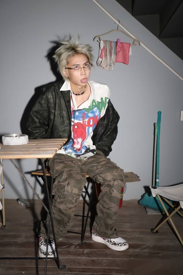 说唱圈又出丑闻!歌手肉泥让16岁女友卖淫,女方得了一身妇科病