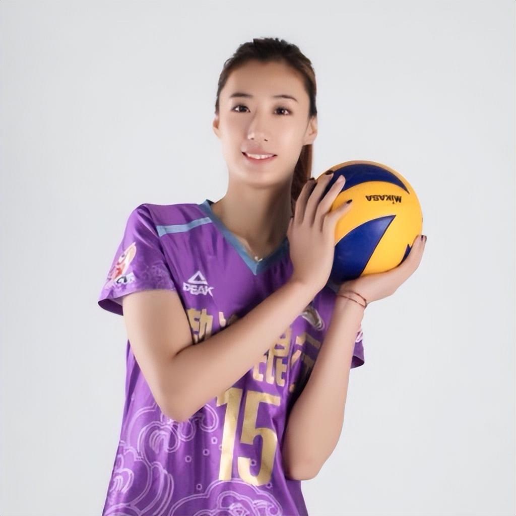 (王媛媛)王育平一边帮女儿按摩伤腿,一边继续开导:伤病每个运动员都不