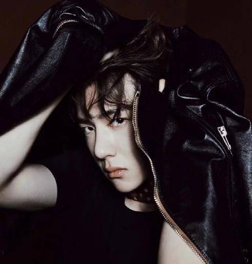 王一博最新硬照大片,长卷发似漫画男主,精致五官比女生还清秀