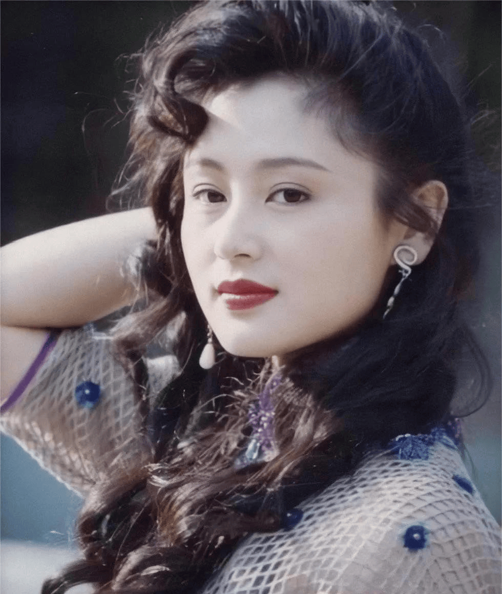 20多年前陈红在陈凯歌家拍照,她躺在沙发上样子堪称人间尤物