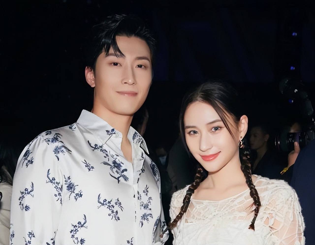 何超琼何超莲同框亲吻!差29岁似母女,都曾爱上男星结局大不同