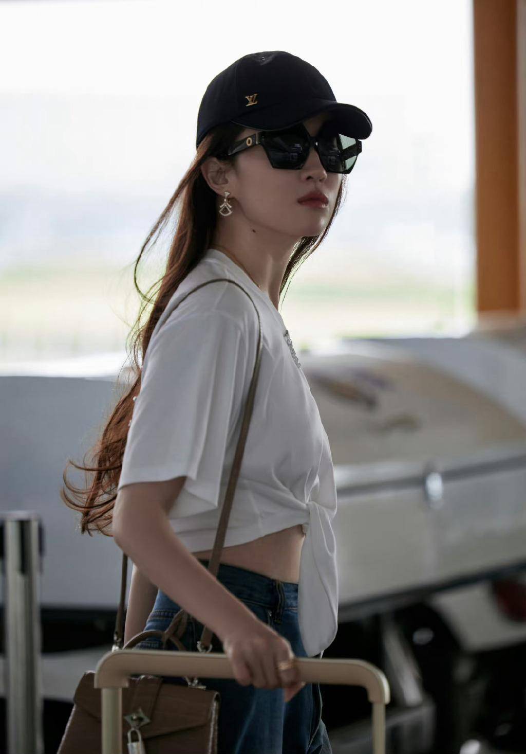 刘亦菲终于换风格了,穿白t恤牛仔裤露小蛮腰,看似简单却显高级