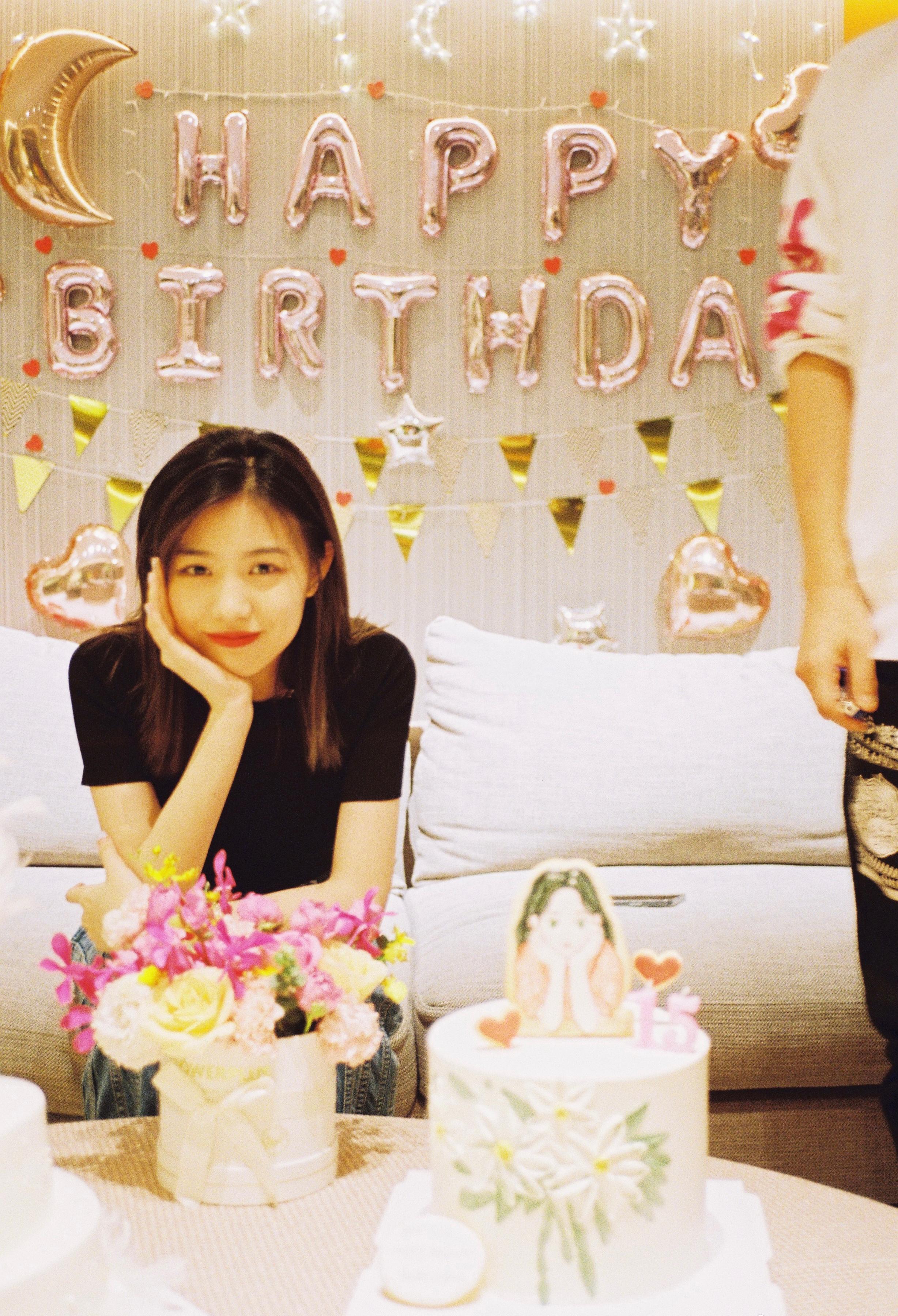 汪峰17岁长女小苹果近照曝光变化大,五官超精致,颜值不输章子怡