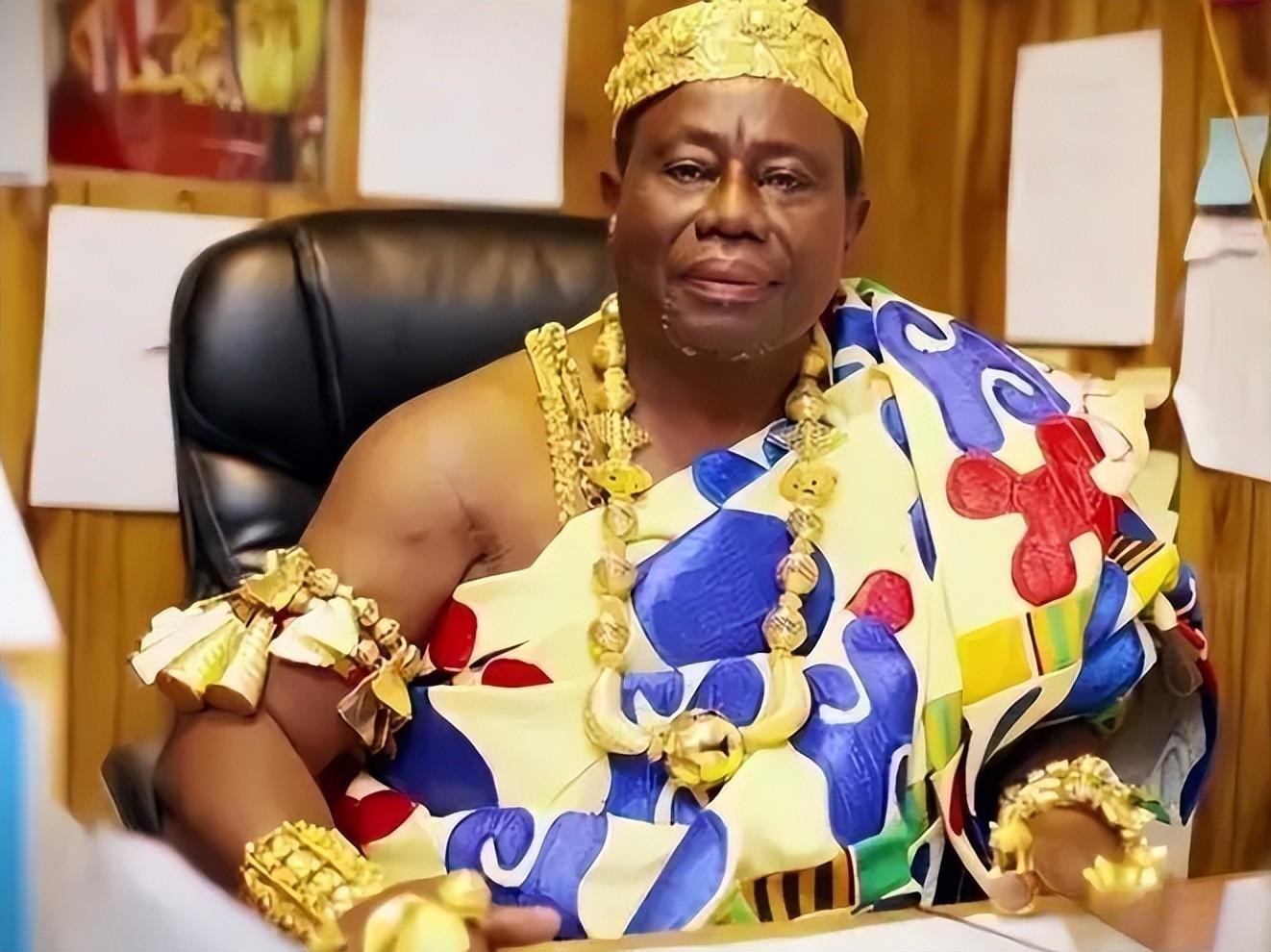 非洲的"黄金部落":酋长有80个老婆,就连女性的内衣都是镶金的