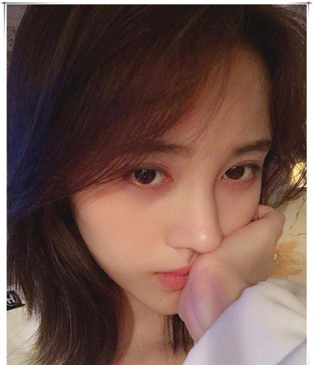 虽然"四千年美女"的称号是误传,但鞠婧祎的颜的确是很吸粉,即使不化妆