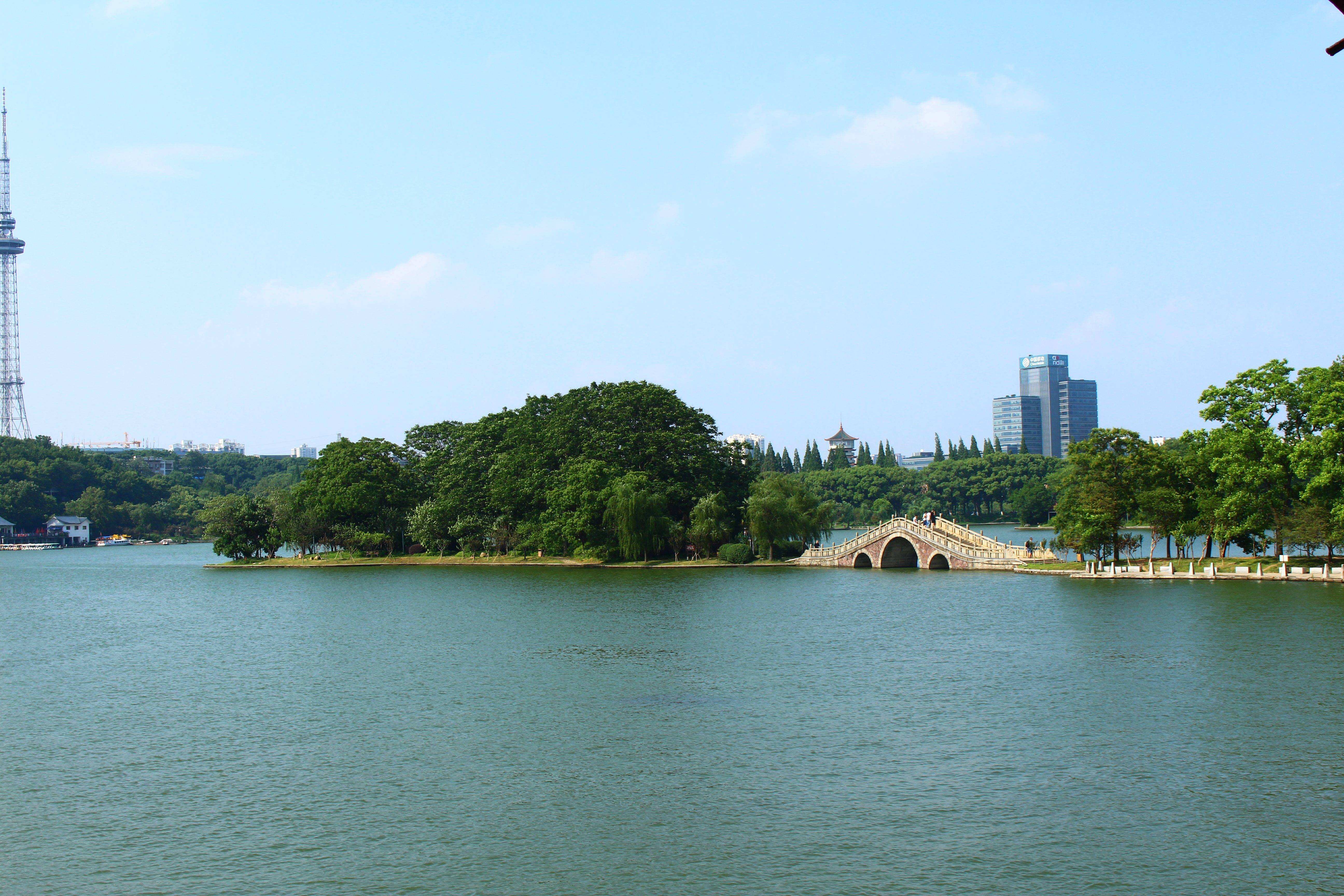 天心阁是古长沙的标志性建筑,虽然经由过后人的修缮,但古城墙还屹立不