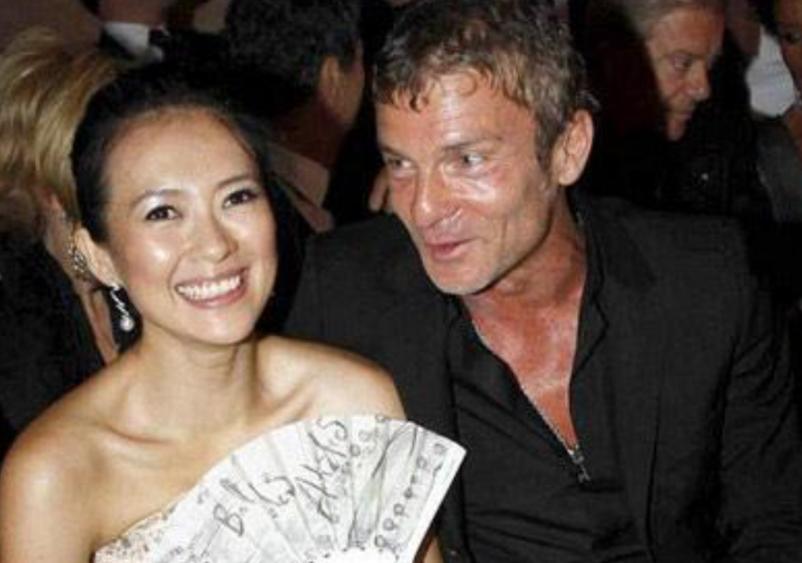 12年前,章子怡与洋男友海边叠罗汉,留下81张照片成为一生之痛