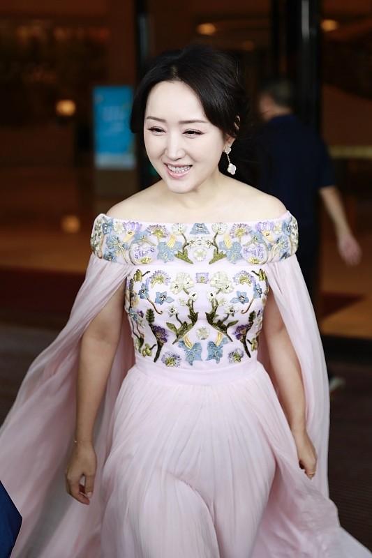 杨钰莹不愧是"玉女掌门",身穿粉裙好有少女感,真是清纯又甜美