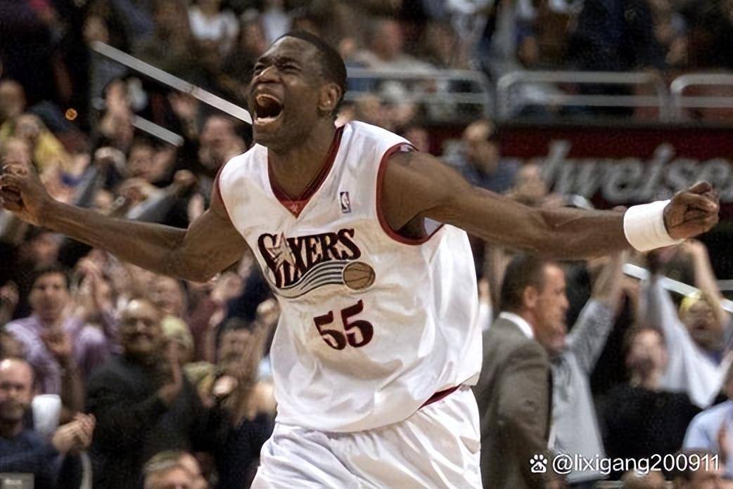 同时也第三度入选nba最佳防守阵容,同年穆托姆博获得了职业生