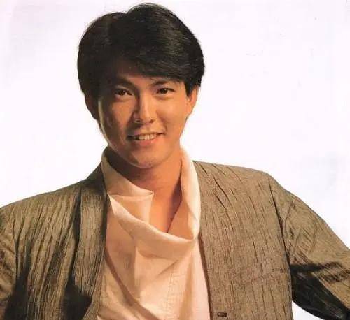 洪金宝是在与麦嘉搞的"嘉宝电影"中高薪挖过来的,而成龙的也是因为